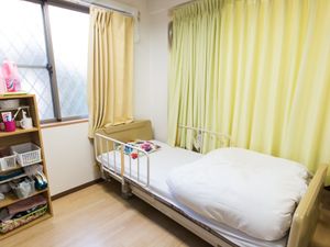 清潔なベッドのある居室
