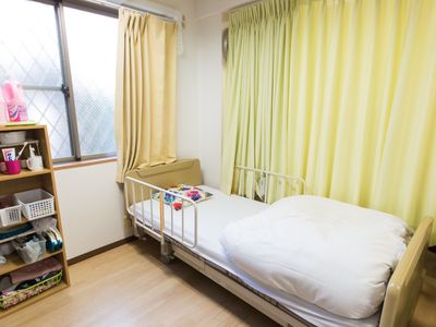清潔なベッドのある居室