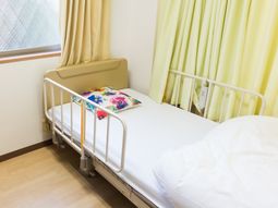 明るい居室のベッド