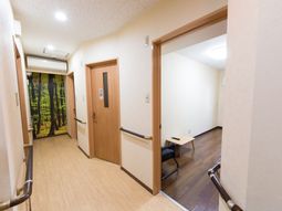 廊下と入口のある部屋