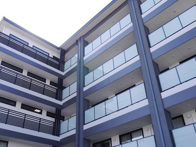 外観 外観   落ち着いた色合いの建物で、各階のバルコニーが整然と並んでいます。開放感のある外観は、就業先としての印象を確かめやすいです。