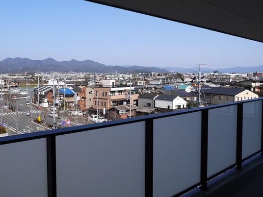 広々としたバルコニー風景