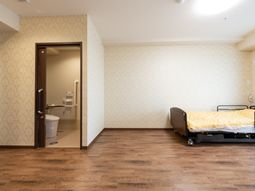 居室のベッドとトイレ