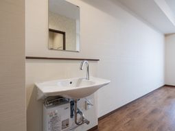 清潔な洗面台と鏡