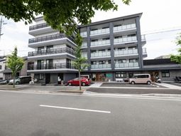 現代的な建物の外観