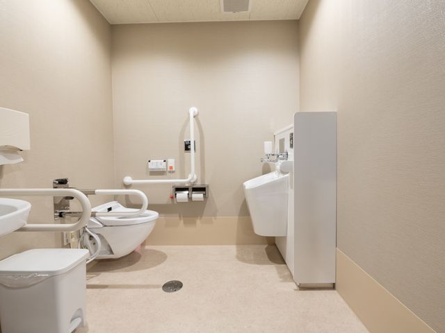 バリアフリー設計のトイレ トイレ 広々としたトイレは手すりが整えられ、快適にご利用いただけます。清潔感のあふれる環境で、安心の職場を目指しましょう。