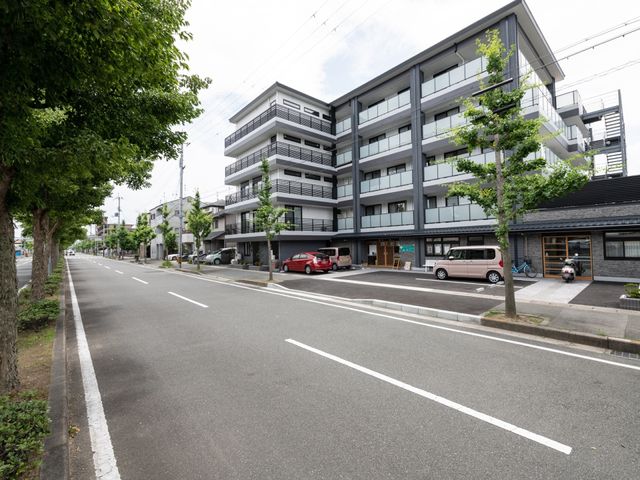 モダンな外観の建物 外観 清潔感のあふれるモダンな建物の外観です。通りに面していて、アクセスが良さそうな立地になっています。