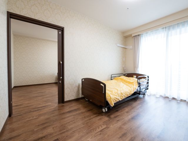 ゆったりした居室の風景 居室 明るく広々とした居室です。静かで落ち着いた空間で、快適にお過ごしいただけます。