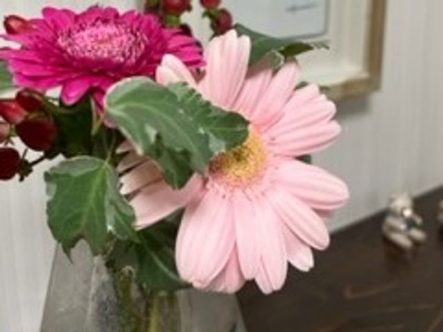 花が飾られた廊下 廊下   花が飾られた明るい廊下です。やわらかな雰囲気があり、来訪者を迎えやすい空間に見えます。