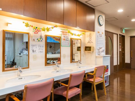 綺麗な洗面台のある廊下
