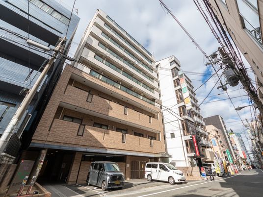 大通りに面した外観