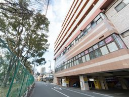 街中に建つビルの外観