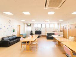 共用ラウンジの明るい雰囲気