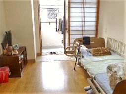 明るい居室の様子