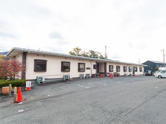 一階建ての明るい施設外観