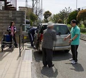 車の乗降補助中の様子