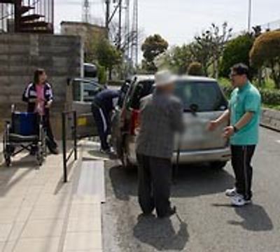車の乗降補助中の様子