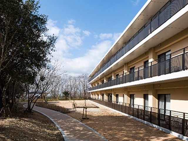 広々とした外観 外観 広々とした施設周囲は、緑の多い自然環境に囲まれています。清々しい気持ちで働ける環境です。