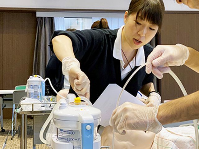 医療訓練中の様子 機能訓練室 手厚い医療訓練を行うスタッフの様子です。真剣な雰囲気の中、実践的なスキルを学べます。