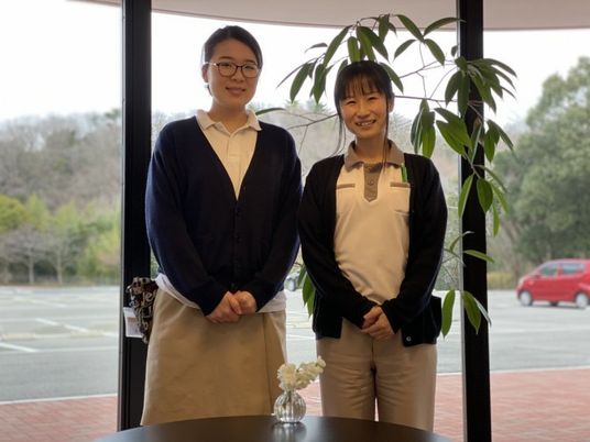 スタッフ2人のロビー  
