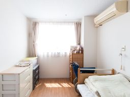 明るい個室の居室