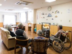 共有スペースで過ごす人々