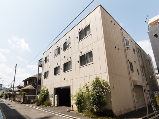 明るい建物の外観