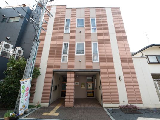 清潔な建物のエントランス