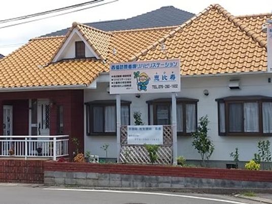 看板のある建物外観  