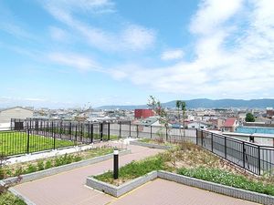 屋上庭園と街並みが見えるテラス  