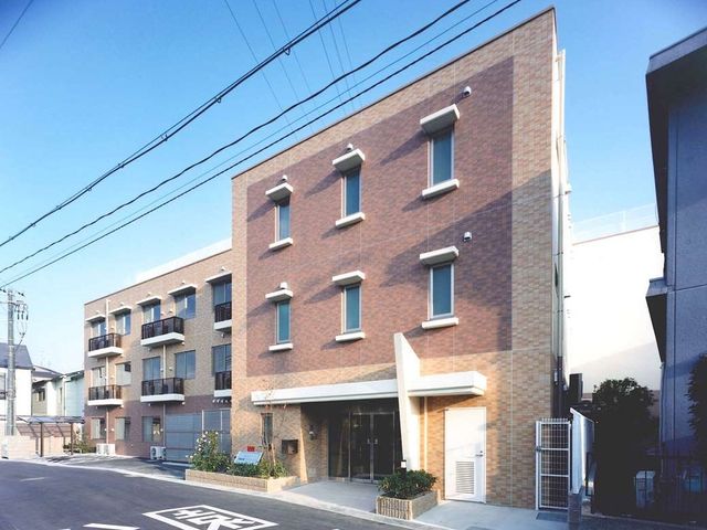 清潔感ある外観の建物 外観 現代的なデザインの外観で、訪れる方を明るく迎えます。周囲の環境にも調和しており、安心して勤務を考えられる環境です。