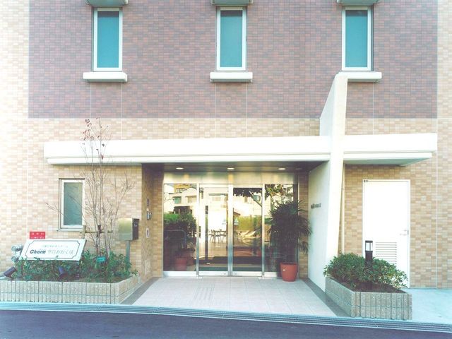 明るい施設のエントランス 玄関 開放的なエントランスは来訪者を温かく迎えます。仕事に向かうあなたをやる気にさせる、心地よい出迎えを提供します。
