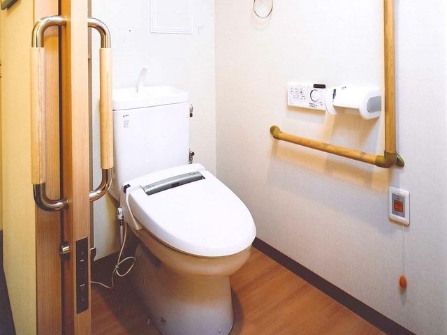 バリアフリー化されたトイレ トイレ 手すり付きで広々とした安全なトイレです。介護の現場で快適性と利便性を確保し、ご利用者の自立を支えます。