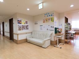 廊下にソファと掲示物