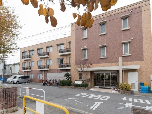 茶色の壁の建物エントランス