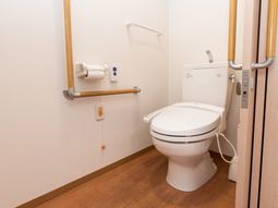手すり付きの清潔なトイレ