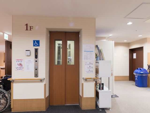バリアフリーのエレベーター前 エレベーター 安全で快適な移動を支えるエレベーターの前には、待ち時間も楽しめる掲示物があります。車椅子使用の方でも安心してご利用いただける工夫がされています。