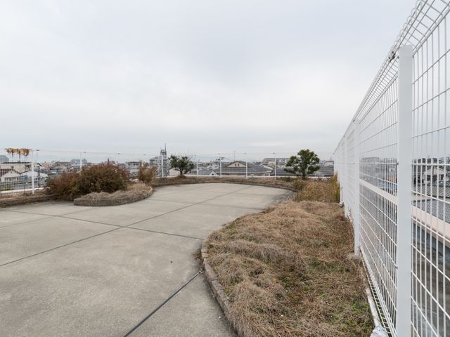 広々とした開放的なテラス 屋上 この広々としたテラスは、日々の憩いの場としてご利用いただけます。新鮮な空気と共にリラックスした時間をお過ごしいただけるでしょう。