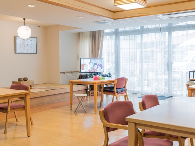 和やかな共有スペース 共有スペース 広々としたダイニングルームで、テレビを見ながらくつろぎの時間を過ごせます。大きな窓からは自然光が入り、居心地の良い環境です。