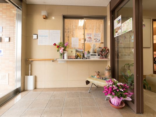 エントランスに花と掲示物
