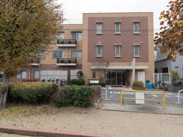 明るい建物のエントランス 外観 充実した環境のある清潔感のある施設です。自転車置き場が整備されており、アクセスも便利です。