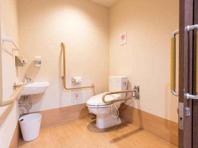 バリアフリートイレ設備 トイレ 手すり付きで安全に配慮された清潔なトイレです。スタッフのサポートも充実しており、安心して勤務できる環境が整っています。