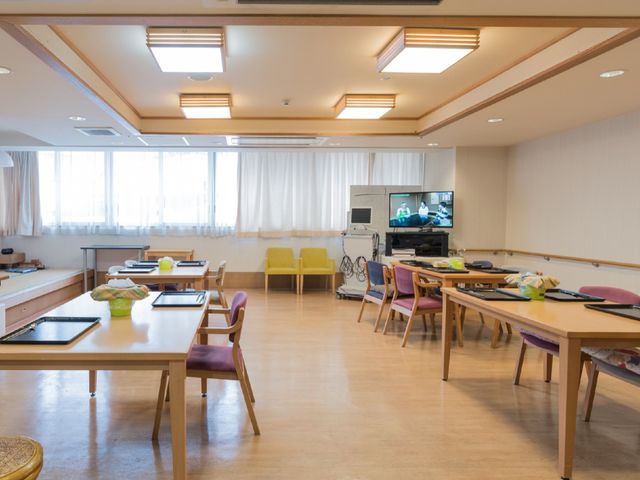 和やかな空間の食堂 共有スペース 広々として明るい食堂です。窓からの自然な光が心地よい雰囲気を作り出しており、共に食事の時間を楽しむことができます。