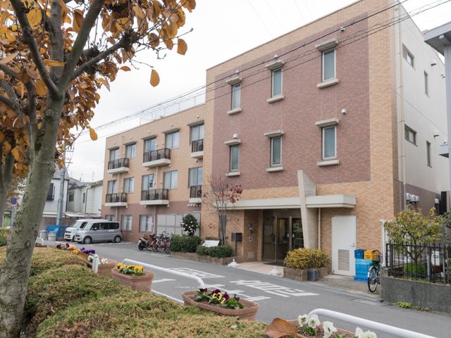 快適な居住環境の外観 外観 落ち着いた雰囲気のある外観の建物が見え、入口には傘立てが設置され、日々の暮らしに必要な配慮が感じられます。