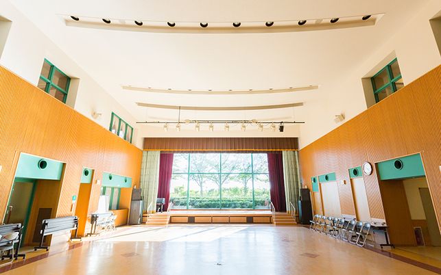 自然光溢れる多目的室