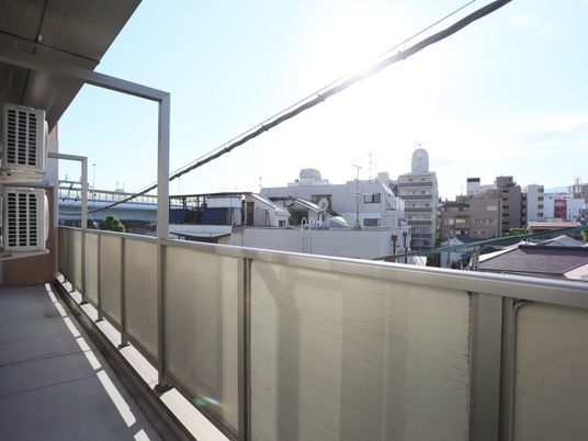 明るい都市の景観バルコニー