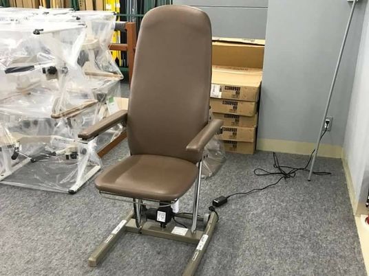 機能訓練用チェアのある室内  