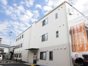 明朗な外観の建物