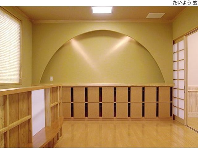 穏やかな色合いの居室 居室 穏やかな色合いと木材を使用した、落ち着いた雰囲気の空間です。自然の光が差し込み、安らぎを感じられます。