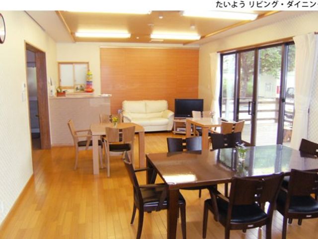 明るい空間のリビング リビング 自然光が差し込むリビングは、ゆったりとしたスペースでリラックスできる環境です。
